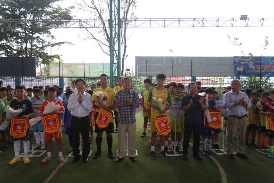 Giải có sự tham gia của 35 đội bóng trong toàn tỉnh. Ảnh: Văn Ngọc