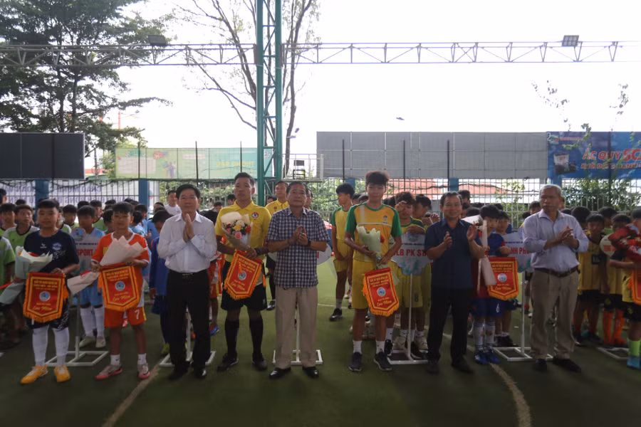 Giải có sự tham gia của 35 đội bóng trong toàn tỉnh. Ảnh: Văn Ngọc