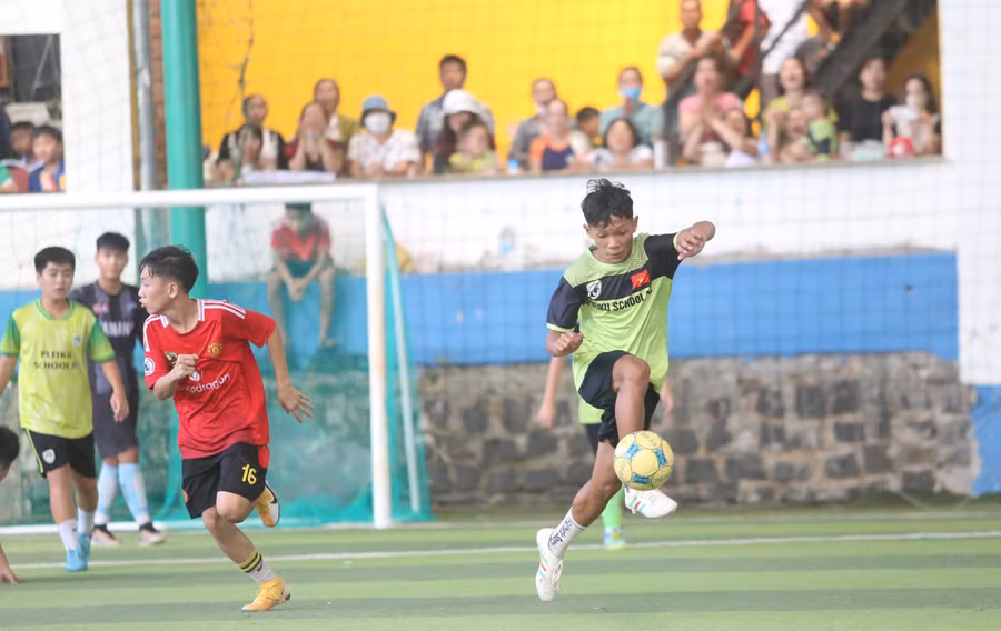 Các cầu thủ Pleiku School (phải) vươn lên dẫn trước song không bảo toàn được cách biệt. Ảnh: Văn Ngọc