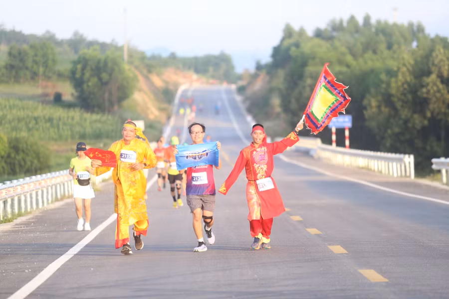Màn hóa trang độc đáo của các chân chạy đến từ An Khê. Ảnh: Văn Ngọc Màn hóa trang độc đáo của các chân chạy đến từ An Khê. Ảnh: Văn Ngọc