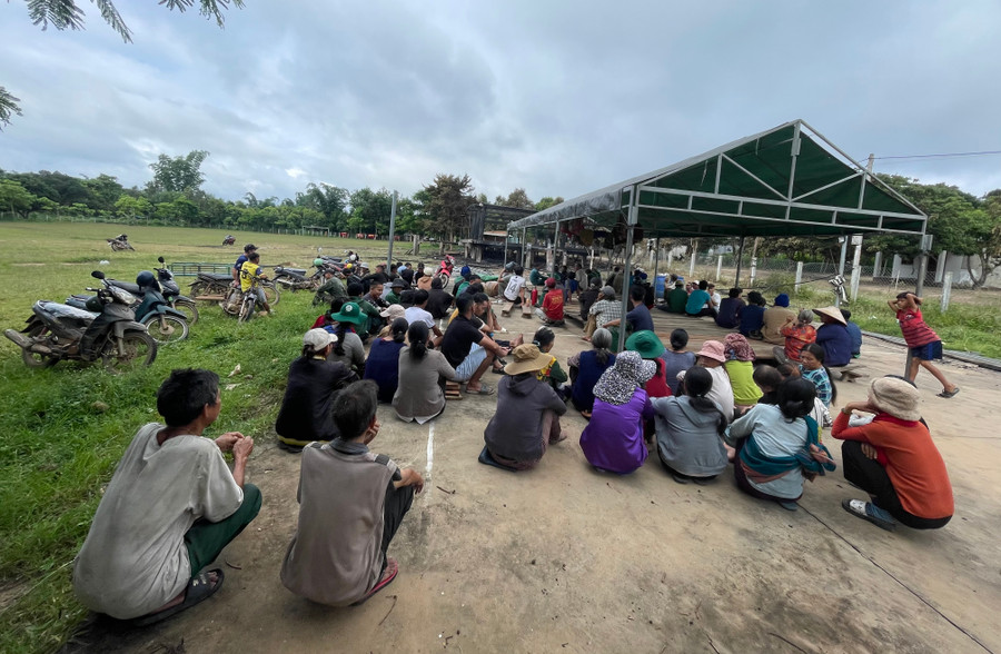 Người làng Kon Băh tập trung đông đủ để họp bàn phương án khắc phục vụ cháy. Ảnh: Văn Ngọc