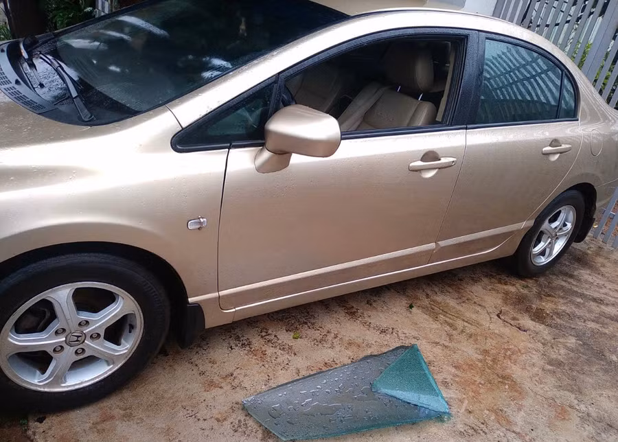 Chiếc xe của ông Côn bị đập phá cửa kính. Ảnh: Tuấn Tú