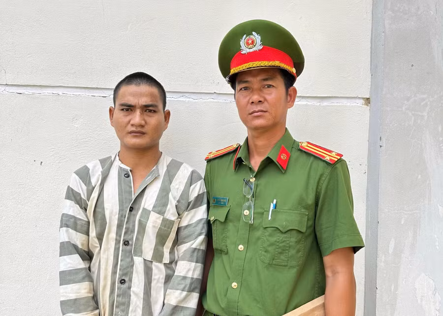 Đối tượng Nam (trái) đã bị bắt giữ sau hơn 1 ngày gây án. Ảnh: Đặng Đông