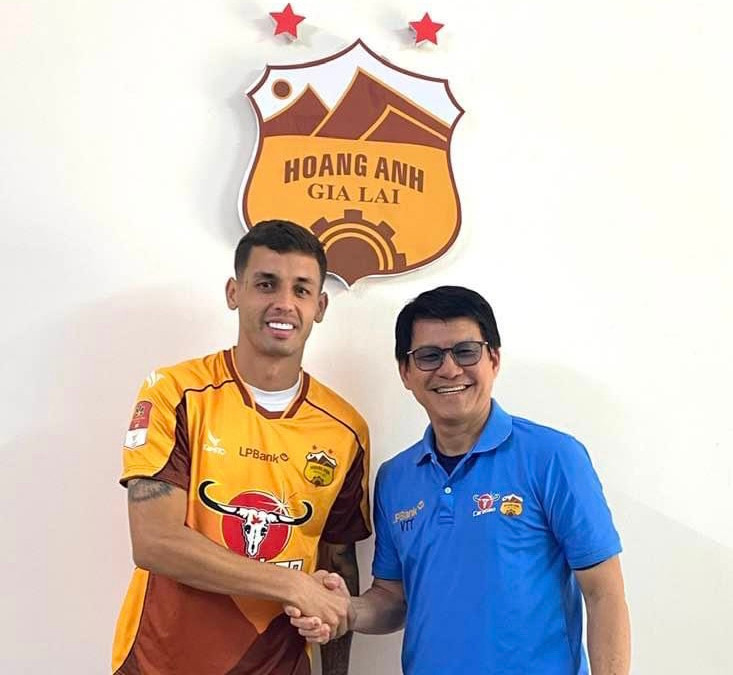 Huấn luyện viên Vũ Tiến Thành (phải) đã chiêu mộ tiền vệ tấn công người Brazil. Ảnh: Phương Ngân