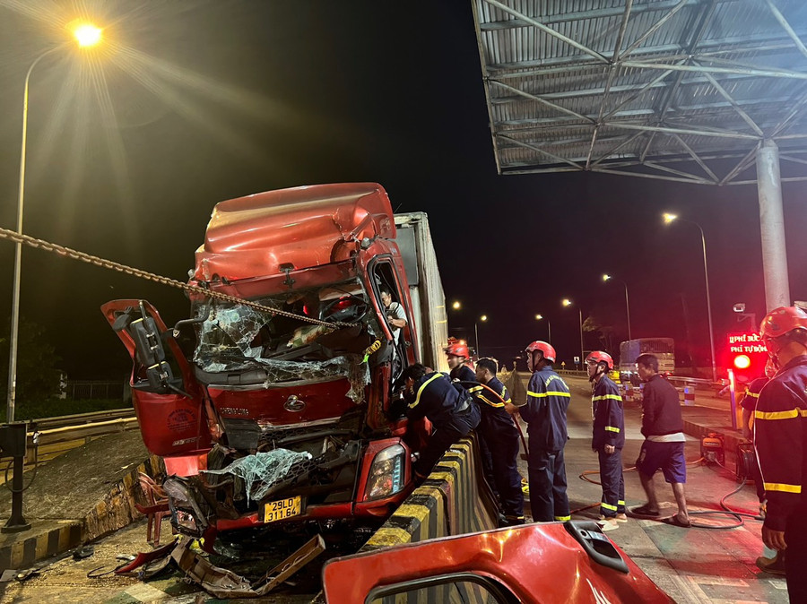 Phần đầu xe tải bẹp dúm sau cú va chạm mạnh. Ảnh: Tuấn Anh