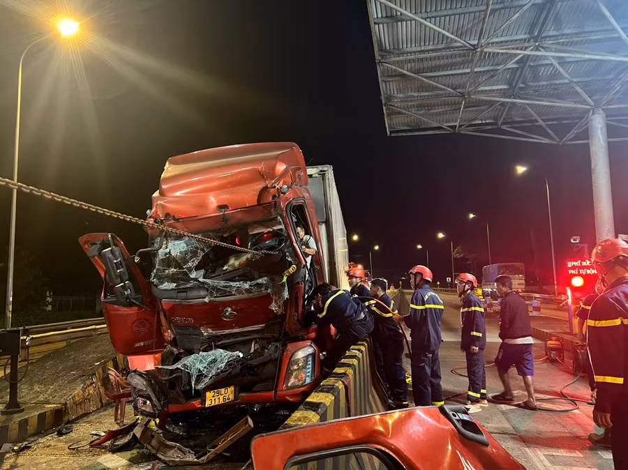 Phần đầu xe tải bẹp dúm sau cú va chạm mạnh. Ảnh: Tuấn Anh