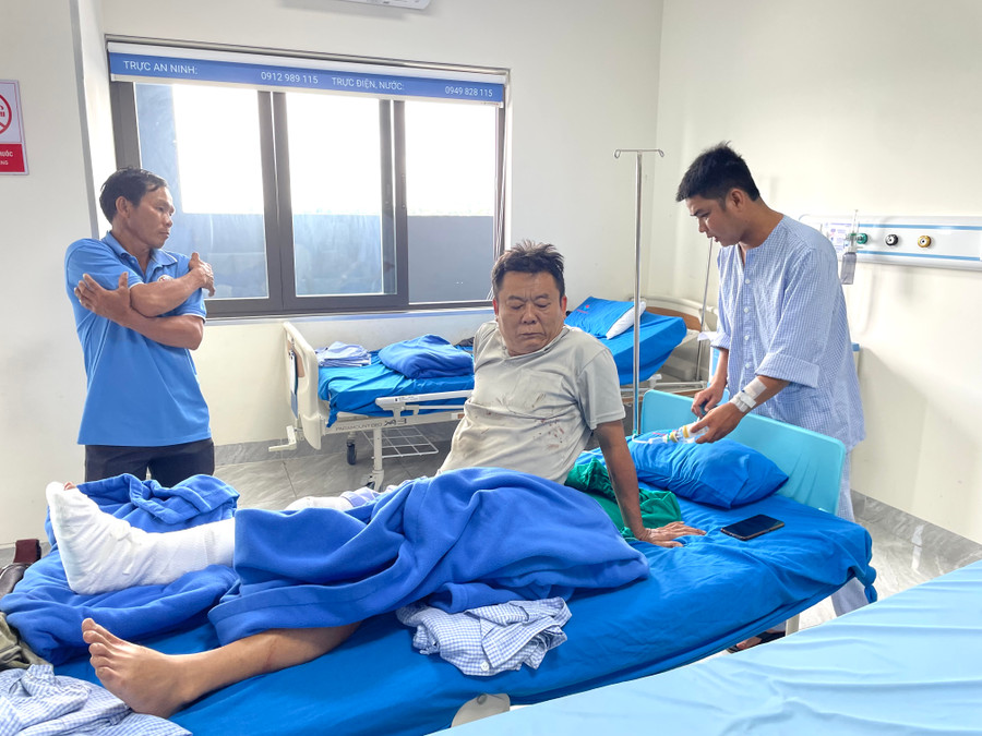 Tài xế Hoàng (giữa) đã bị chấn thương ở nhiều vùng trên cơ thể. Ảnh: Văn Ngọc Tài xế Hoàng (giữa) đã bị chấn thương ở nhiều vùng trên cơ thể. Ảnh: Văn Ngọc