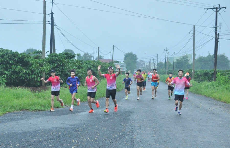 Đông đảo chân chạy đã hưởng hứng hoạt động giao lưu chạy bộ. Ảnh: Minh Trường Đông đảo chân chạy đã hưởng hứng hoạt động giao lưu chạy bộ. Ảnh: Minh Trường