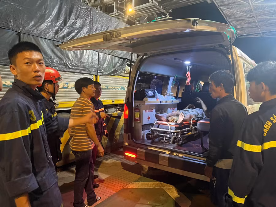 Nạn nhân được đưa đi cấp cứu trong tình trạng tỉnh táo với vết thương ở phần chân phải. Ảnh: Tuấn Anh