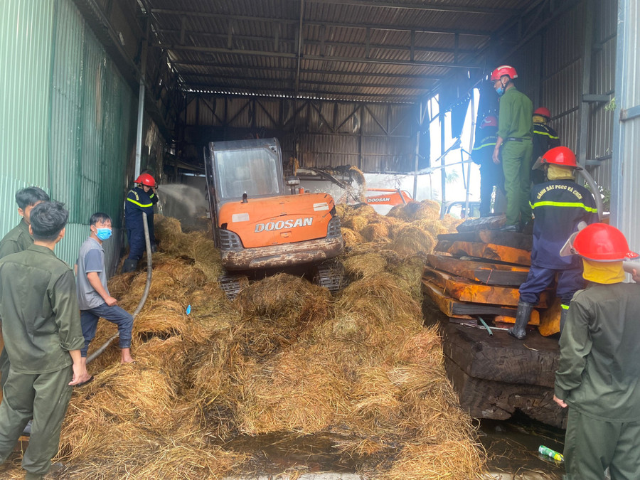 Các lực lượng đã nhanh chóng khoanh vùng phong tỏa đám cháy. Ảnh: Thế Vương Các lực lượng đã nhanh chóng khoanh vùng phong tỏa đám cháy. Ảnh: Thế Vương