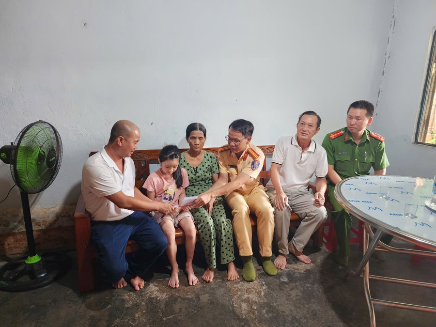 Đơn vị đã phối hợp cùng Mạnh Thường Quân trao quà cho em Trần Thảo My. Ảnh: Thành Nam Đơn vị đã phối hợp cùng Mạnh Thường Quân trao quà cho em Trần Thảo My. Ảnh: Thành Nam