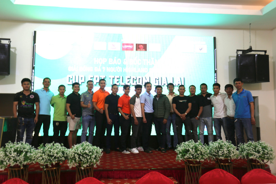 16 đội bóng sẽ tranh tài ở giải đấu năm nay. Ảnh: Văn Ngọc 16 đội bóng sẽ tranh tài ở giải đấu năm nay. Ảnh: Văn Ngọc