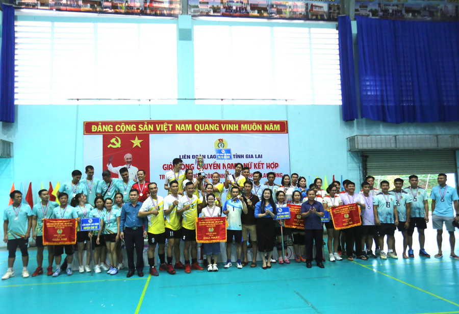 Ban tổ chức trao giải cho các đội đạt thứ hạng cao nhất. Ảnh: Văn Ngọc Ban tổ chức trao giải cho các đội đạt thứ hạng cao nhất. Ảnh: Văn Ngọc