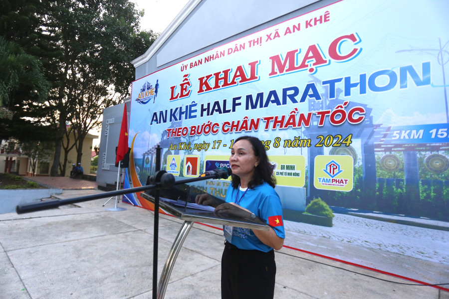 Phó Chủ tịch UBND thị xã An Khê Lê Thị Hồng Minh phát biểu khai mạc giải. Ảnh: Văn Ngọc Phó Chủ tịch UBND thị xã An Khê Lê Thị Hồng Minh phát biểu khai mạc giải. Ảnh: Văn Ngọc