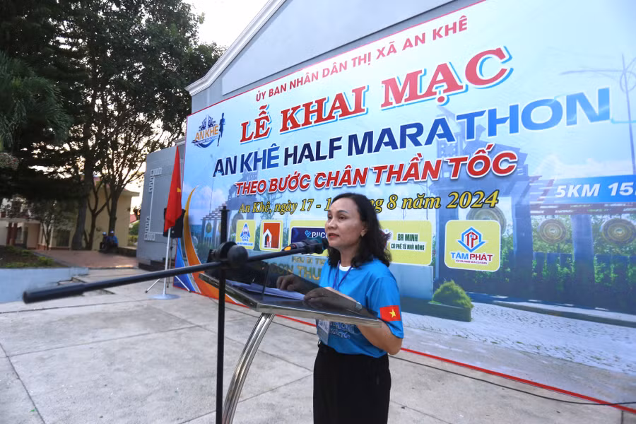 Phó Chủ tịch UBND thị xã An Khê Lê Thị Hồng Minh phát biểu khai mạc giải. Ảnh: Văn Ngọc