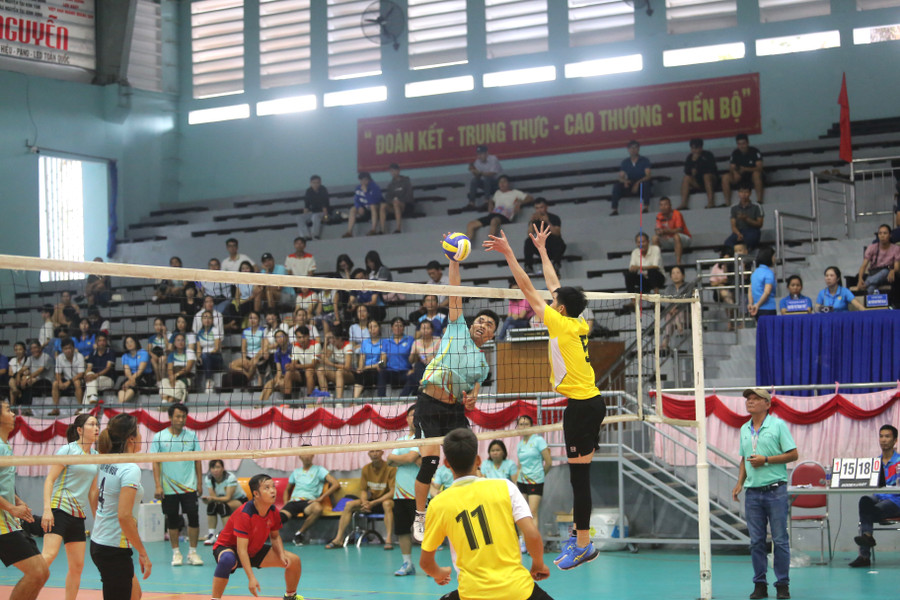 2 đội đã có màn rượt đuổi tỷ số hấp dẫn. Ảnh: Văn Ngọc 2 đội đã có màn rượt đuổi tỷ số hấp dẫn. Ảnh: Văn Ngọc