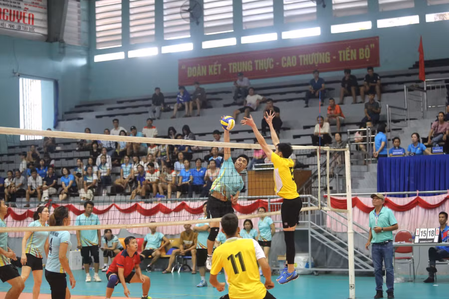 2 đội đã có màn rượt đuổi tỷ số hấp dẫn. Ảnh: Văn Ngọc