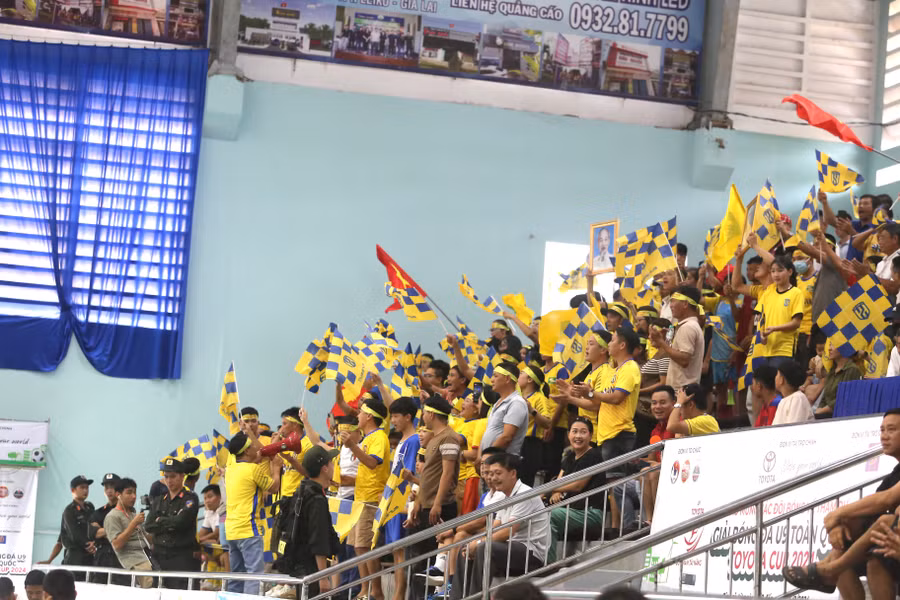 Các khán giả cổ vũ cuồng nhiệt cho trận đấu chung kết. Ảnh: Văn Ngọc