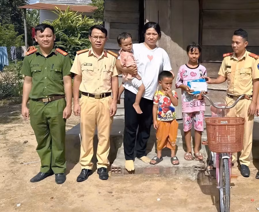 Đội Cảnh sát Giao thông-Trật tự (Công an thị xã Ayun Pa) tặng quà gia đình chị Rcom H'Điêt. Ảnh: Thành Nam