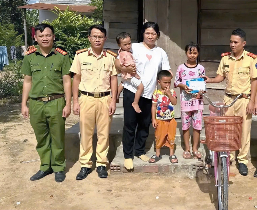 Đội Cảnh sát Giao thông-Trật tự (Công an thị xã Ayun Pa) tặng quà gia đình chị Rcom H'Điêt. Ảnh: Thành Nam Đội Cảnh sát Giao thông-Trật tự (Công an thị xã Ayun Pa) tặng quà gia đình chị Rcom H'Điêt. Ảnh: Thành Nam