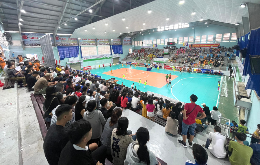 Nhà thi đấu thể thao tỉnh mở cửa tự do đón khán giả. Ảnh: Văn Ngọc Nhà thi đấu thể thao tỉnh mở cửa tự do đón khán giả. Ảnh: Văn Ngọc