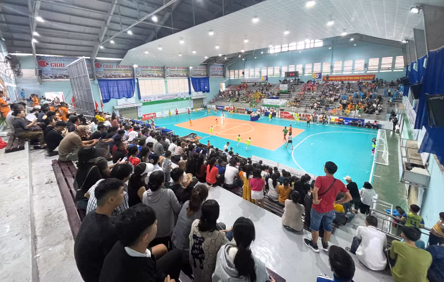 Nhà thi đấu thể thao tỉnh mở cửa tự do đón khán giả. Ảnh: Văn Ngọc