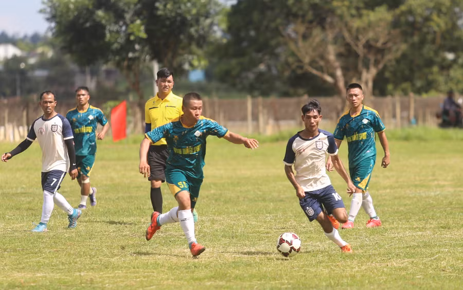 Hơn 350 cầu thủ phong trào tại huyện Đak Đoa tranh tài ở giải đấu lần này. Ảnh: Văn Ngọc