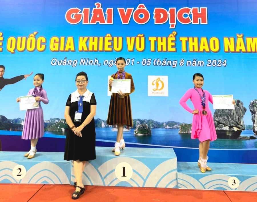 VĐV Tạ Nguyễn Bảo Hân nhận huy chương đồng tại giải đấu. Ảnh: Nam Dũng