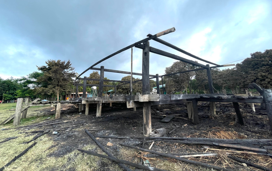 Bộ khung trơ trọi của nhà rông sau khi bị ngọn lửa thiêu rụi. Ảnh: Văn Ngọc