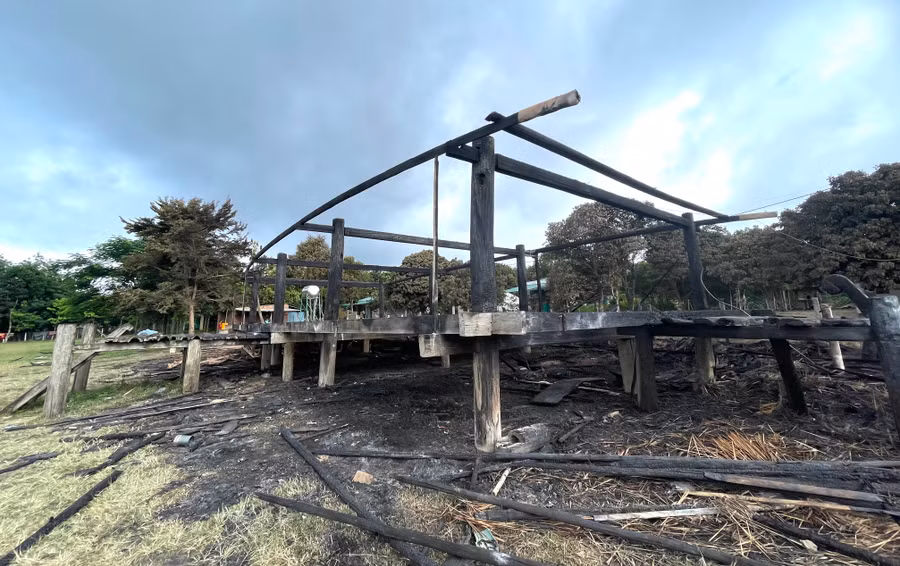 Bộ khung trơ trọi của nhà rông sau khi bị ngọn lửa thiêu rụi. Ảnh: Văn Ngọc Bộ khung trơ trọi của nhà rông sau khi bị ngọn lửa thiêu rụi. Ảnh: Văn Ngọc