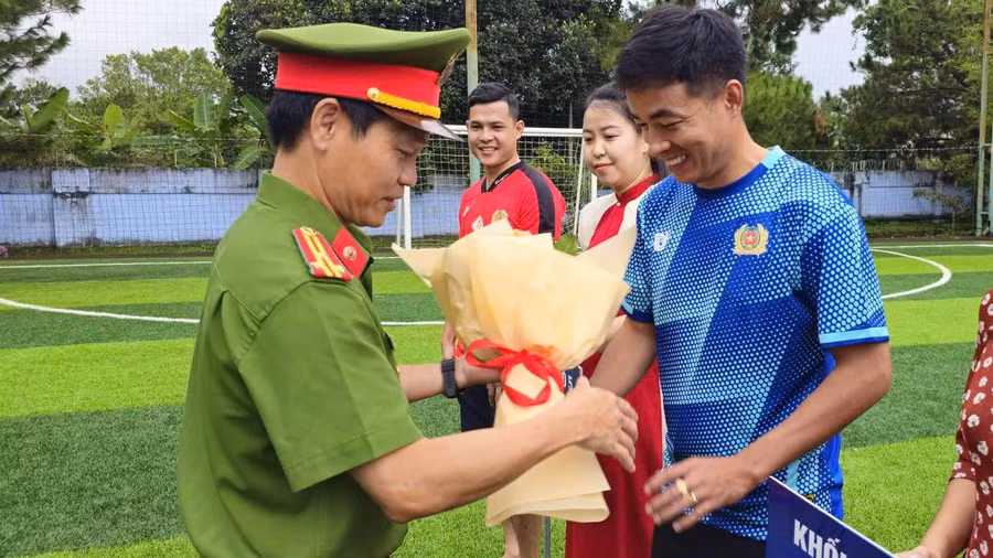Lãnh đạo Công an huyện Chư Păh tặng cờ lưu niệm cho các đơn vị tham gia giải. Ảnh: Văn Phúc