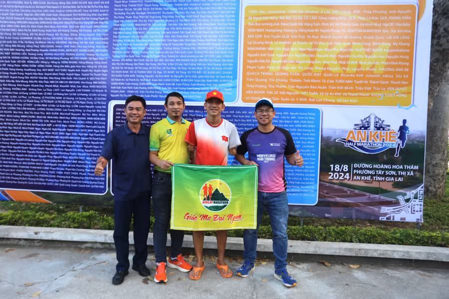 Các runner hào hứng check in trước ngày thi đấu. Ảnh: Văn Ngọc