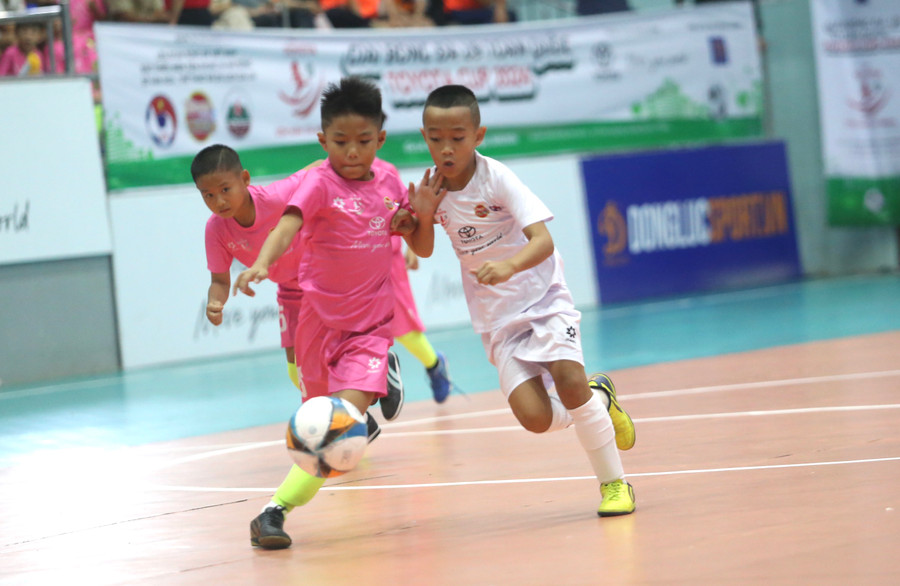 U9 Gia Lai (phải) tỏ ra vượt trội trước đối thủ. Ảnh: Văn Ngọc U9 Gia Lai (phải) tỏ ra vượt trội trước đối thủ. Ảnh: Văn Ngọc