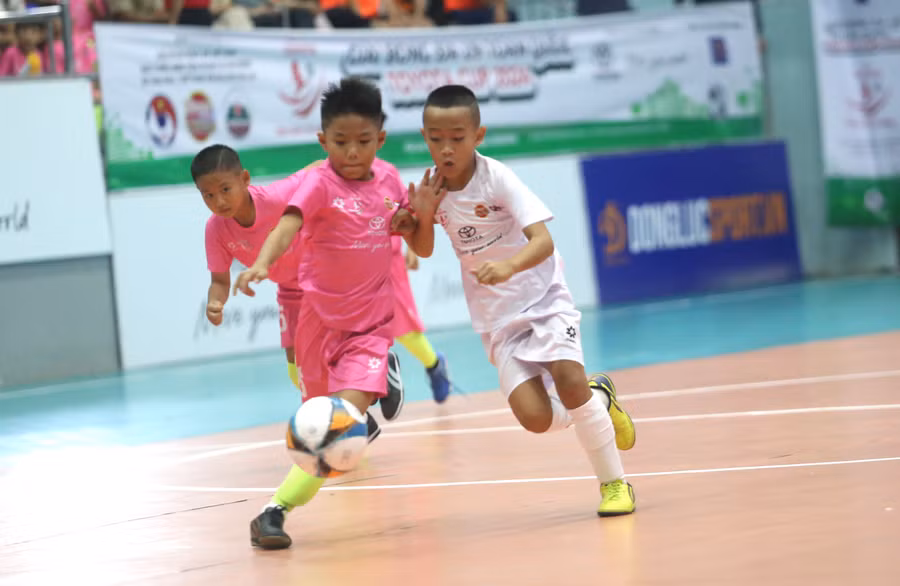 U9 Gia Lai (phải) tỏ ra vượt trội trước đối thủ. Ảnh: Văn Ngọc