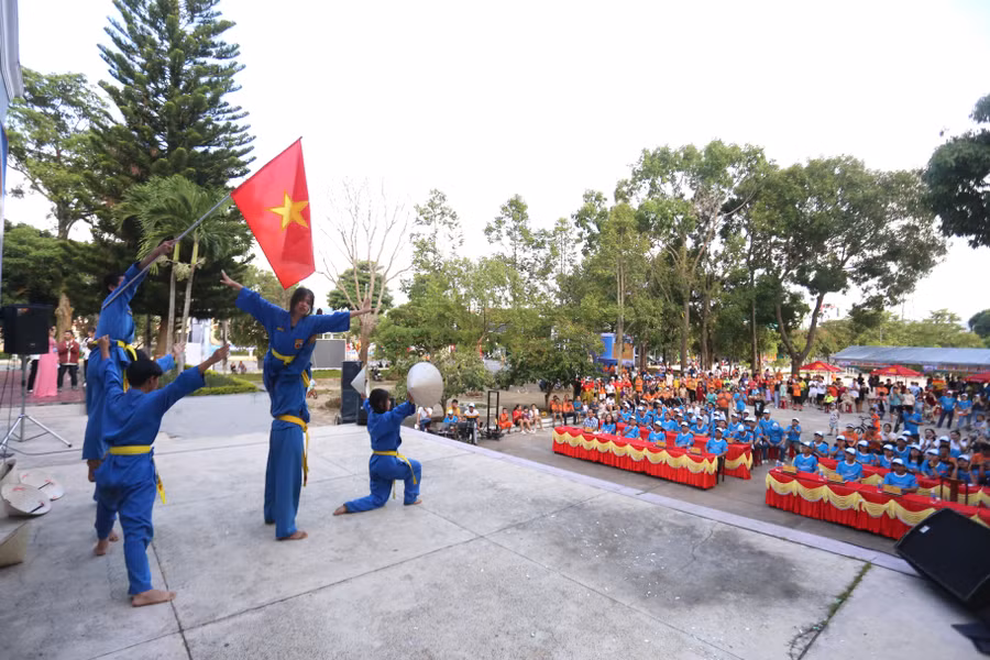 Lễ khai mạc với nhiều tiết mục đặc sắc mang đặc trưng của vùng đất An Khê. Ảnh: Văn Ngọc