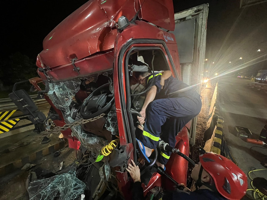 Lực lượng chức năng phải dùng các thiết bị chuyên dụng để nới rộng khoang cabin. Ảnh: Tuấn Anh