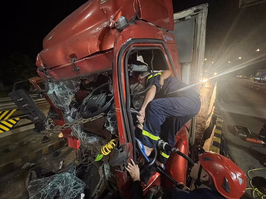 Lực lượng chức năng phải dùng các thiết bị chuyên dụng để nới rộng khoang cabin. Ảnh: Tuấn Anh