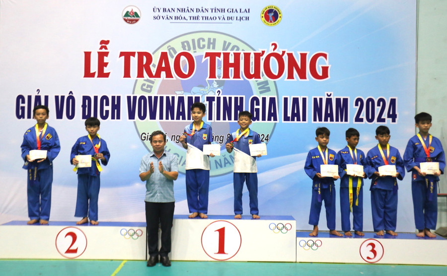 Ban tổ chức đã trao 32 bộ huy chương cho các VĐV xuất sắc. Ảnh: Văn Ngọc Ban tổ chức đã trao 32 bộ huy chương cho các VĐV xuất sắc. Ảnh: Văn Ngọc