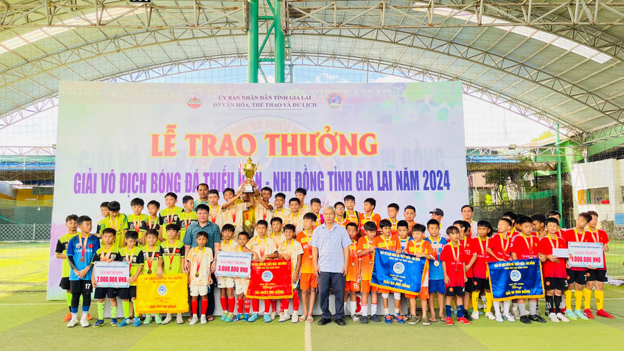 Các đội bóng xuất sắc nhất ở lứa tuổi Nhi đồng tại giải đấu năm nay. Ảnh: Văn Ngọc Các đội bóng xuất sắc nhất ở lứa tuổi Nhi đồng tại giải đấu năm nay. Ảnh: Văn Ngọc