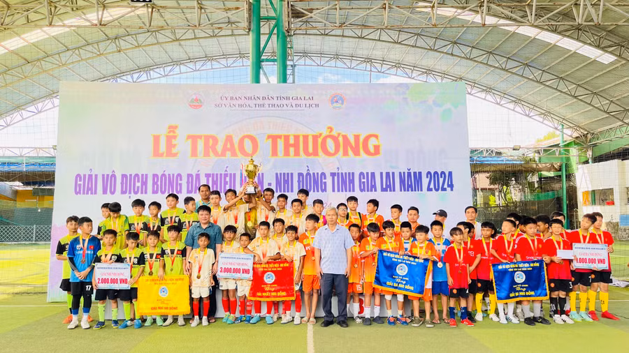 Các đội bóng xuất sắc nhất ở lứa tuổi Nhi đồng tại giải đấu năm nay. Ảnh: Văn Ngọc