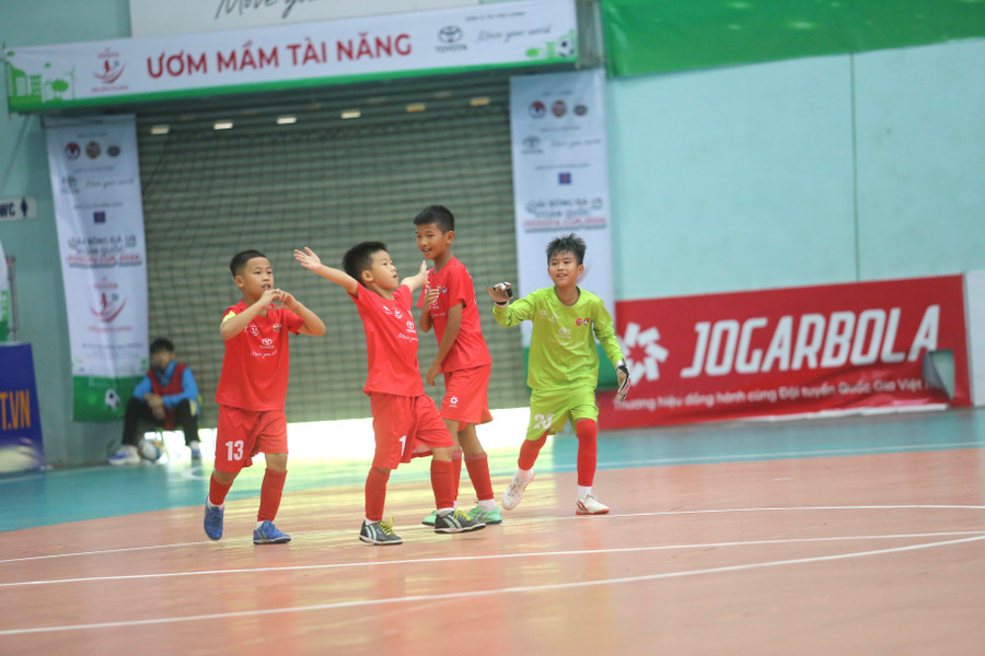 Các cầu thủ trẻ vỡ òa cảm xúc sau những chiến thắng. Ảnh: Văn Ngọc