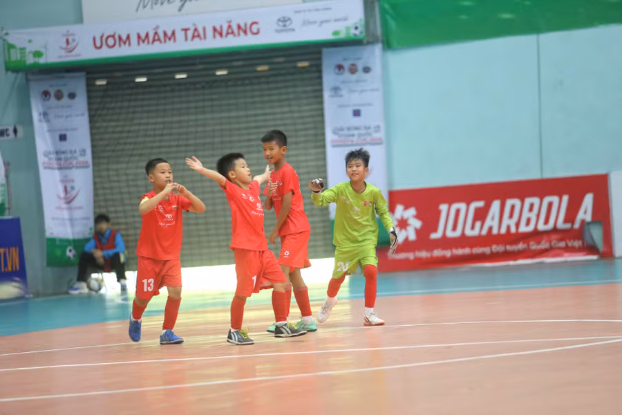 Các cầu thủ trẻ vỡ òa cảm xúc sau những chiến thắng. Ảnh: Văn Ngọc Các cầu thủ trẻ vỡ òa cảm xúc sau những chiến thắng. Ảnh: Văn Ngọc