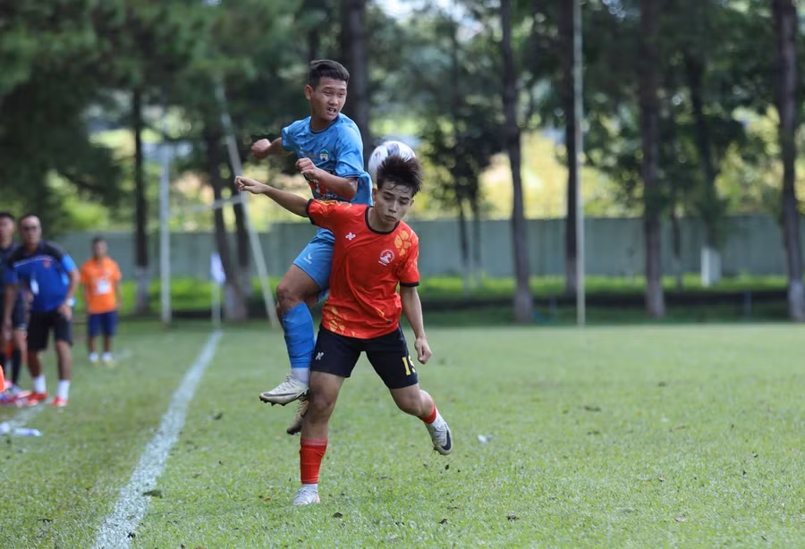 U15 Bình Định (phải) đã gây bất ngờ nho nhỏ trên sân khách. Ảnh: Tuấn Trần