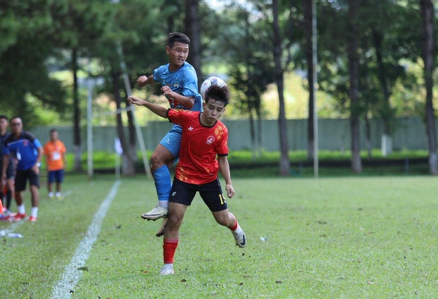 U15 Bình Định (phải) đã gây bất ngờ nho nhỏ trên sân khách. Ảnh: Tuấn Trần U15 Bình Định (phải) đã gây bất ngờ nho nhỏ trên sân khách. Ảnh: Tuấn Trần