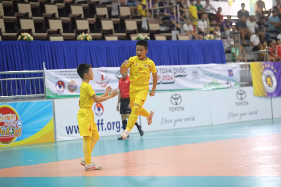 U9 Sông Lam Nghệ An đã góp mặt vào vòng tứ kết sau khi đè bẹp U9 Luxury Hạ Long Quảng Ninh. Ảnh: Văn Ngọc U9 Sông Lam Nghệ An đã góp mặt vào vòng tứ kết sau khi đè bẹp U9 Luxury Hạ Long Quảng Ninh. Ảnh: Văn Ngọc