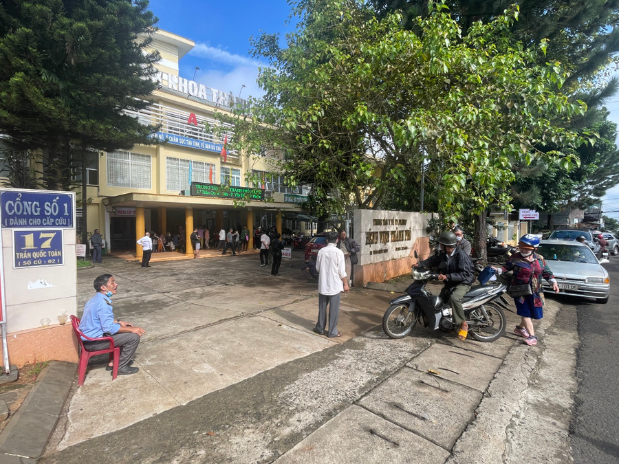 Các bác sĩ tại Trung tâm Y tế TP. Pleiku chẩn đoán cháu T. mang thai khoảng 15-16 tuần. Ảnh: Văn Ngọc Các bác sĩ tại Trung tâm Y tế TP. Pleiku chẩn đoán cháu T. mang thai khoảng 15-16 tuần. Ảnh: Văn Ngọc