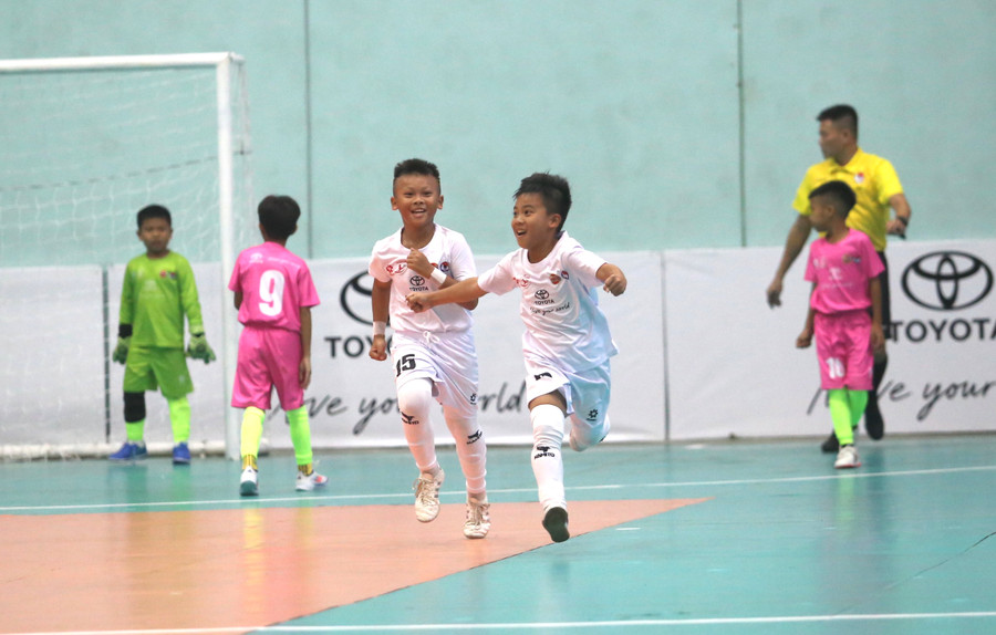 Các cầu thủ U9 Gia Lai ra quân với chiến thắng giòn giã. Ảnh: Văn Ngọc Các cầu thủ U9 Gia Lai ra quân với chiến thắng giòn giã. Ảnh: Văn Ngọc