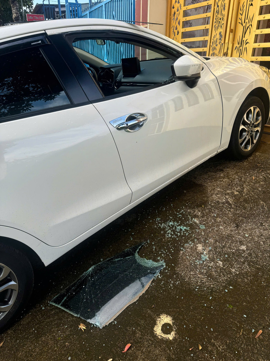 Dù đậu trước cửa nhà nhưng chiếc xe của ông Hiếu vẫn bị kẻ gian đập cửa kính để trộm cắp. Ảnh: Tuấn Tú Dù đậu trước cửa nhà nhưng chiếc xe của ông Hiếu vẫn bị kẻ gian đập cửa kính để trộm cắp. Ảnh: Tuấn Tú