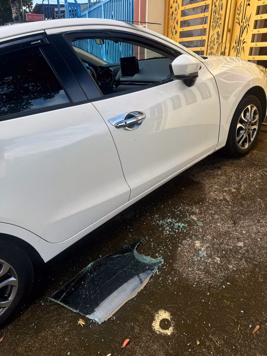 Dù đậu trước cửa nhà nhưng chiếc xe của ông Hiếu vẫn bị kẻ gian đập cửa kính để trộm cắp. Ảnh: Tuấn Tú