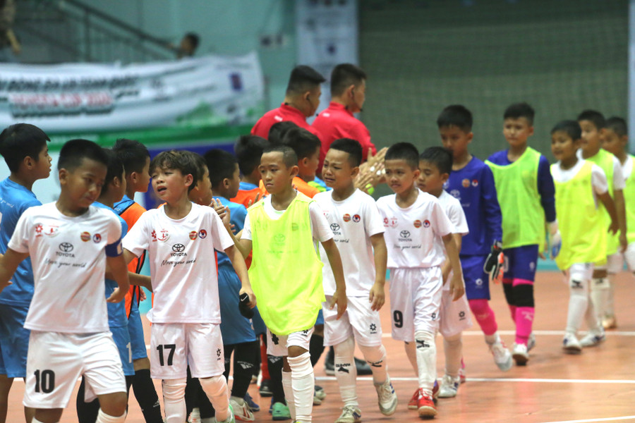 Các cầu thủ U9 Gia Lai đã bật khóc sau khi dừng bước ở vòng bảng. Ảnh: Văn Ngọc